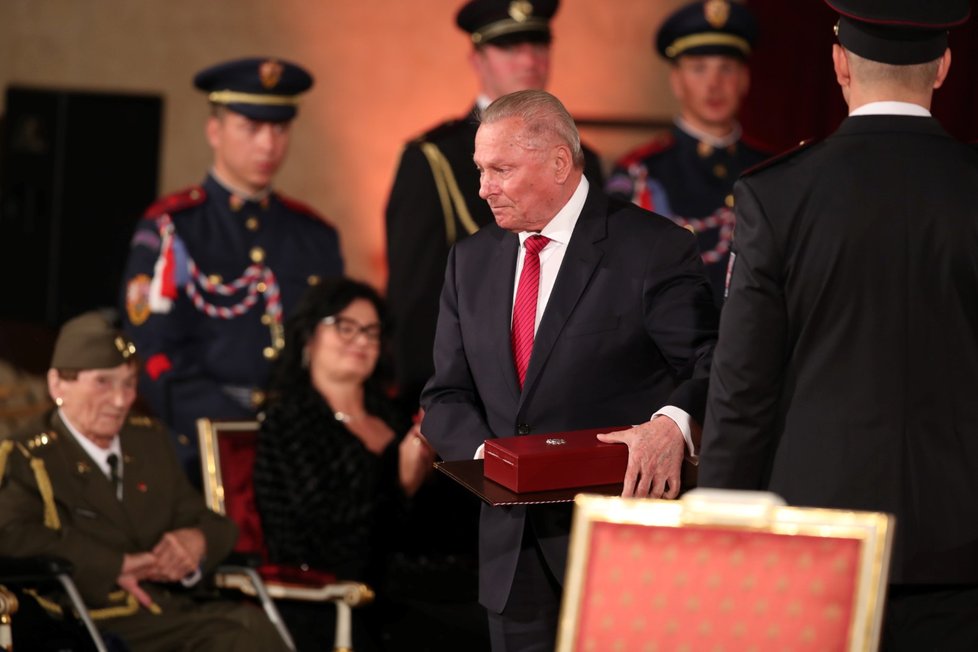 Prezident Miloš Zeman udělil Řád Bílého lva Rudolfu Schusterovi (28. 10. 2019)