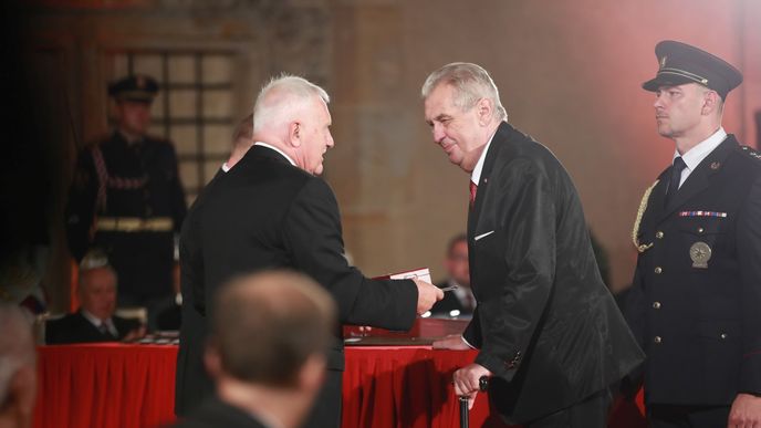 Prezident Miloš Zeman udělil Řád Bílého lva Václavu Klausovi (28. 10. 2019)