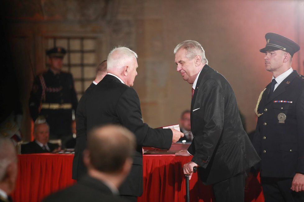 Prezident Miloš Zeman udělil Řád Bílého lva Václavu Klausovi (28. 10. 2019)