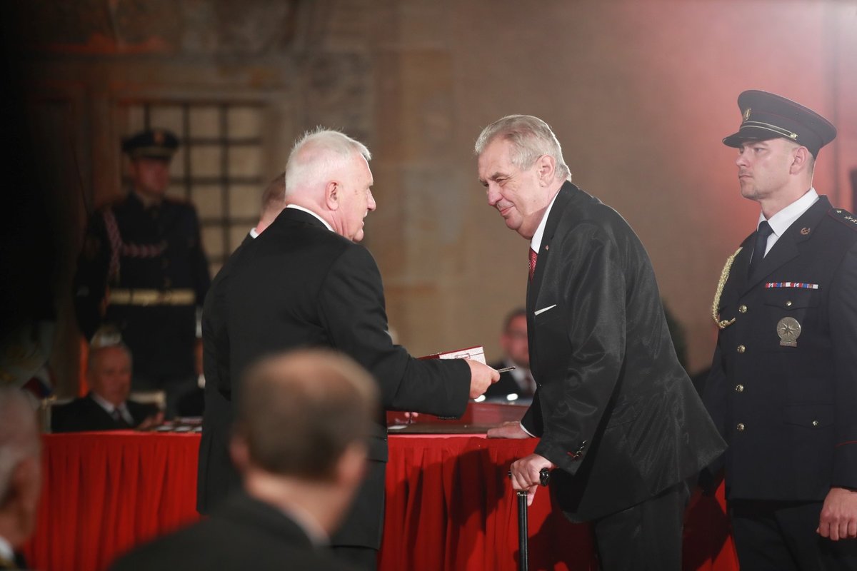 Prezident Miloš Zeman udělil Řád Bílého lva Václavu Klausovi (28. 10. 2019)