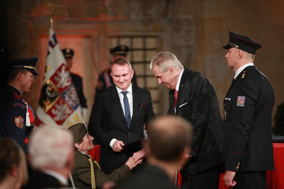 Prezident Miloš Zeman udělil medaili Za hrdinství Jarmile Halbrštatové (28. 10. 2019)