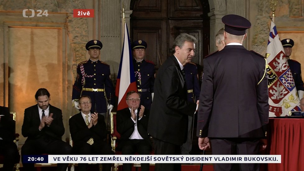 Prezident Miloš Zeman udělil medaili Za hrdinství Kurtu Taussigovi (28. 10. 2019)