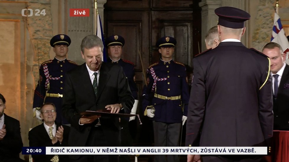 Prezident Miloš Zeman udělil medaili Za hrdinství Kurtu Taussigovi (28. 10. 2019)