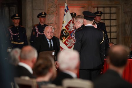 Prezident Miloš Zeman udělil Medaili Za zásluhy Antonínu Doležalovi (28. 10. 2019)