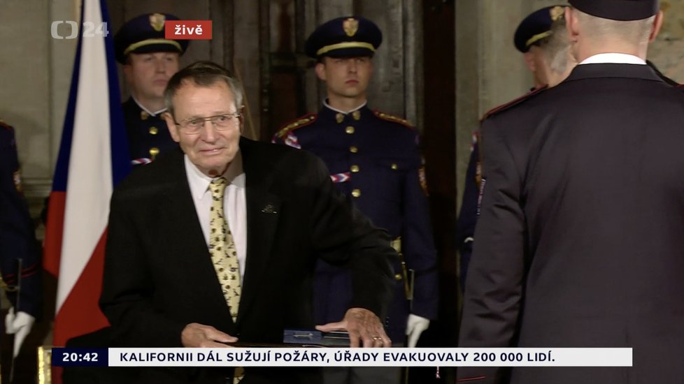 Prezident Miloš Zeman udělil Medaili Za zásluhy Elišce Junkové–Khásové (28. 10. 2019).