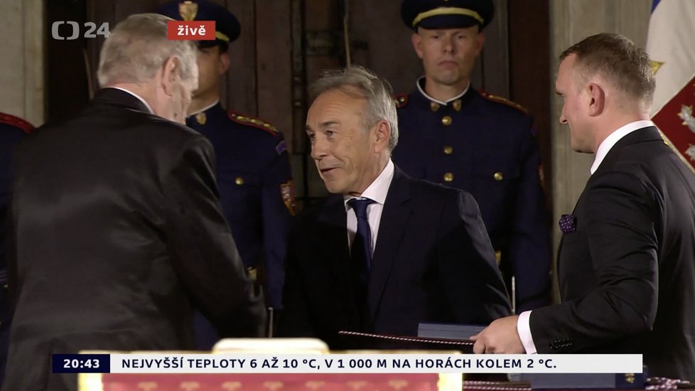 Prezident Miloš Zeman udělil medaili Za zásluhy Emiru Kosturicovi (28. 10. 2019)