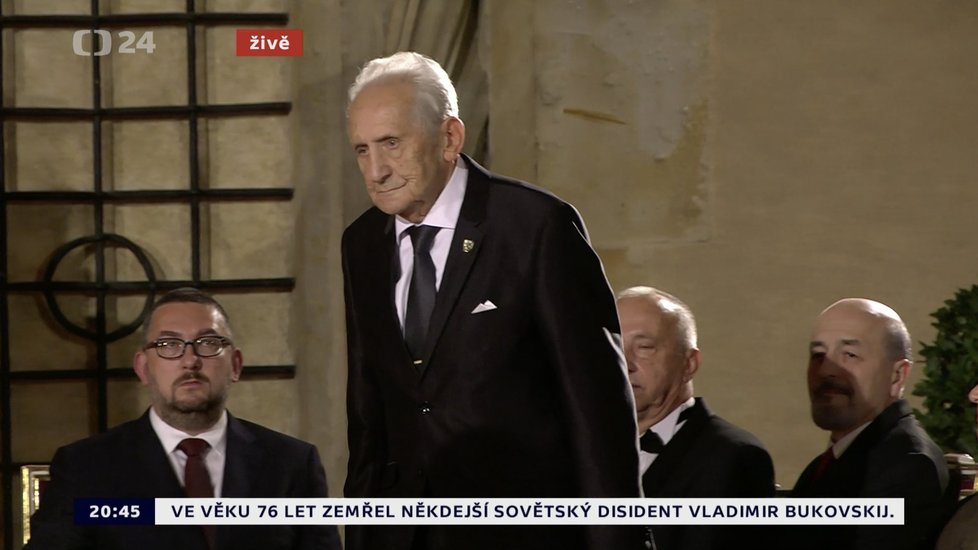 Prezident Miloš Zeman udělil Medaili Za zásluhy Janu Mašátovi (28. 10. 2019).