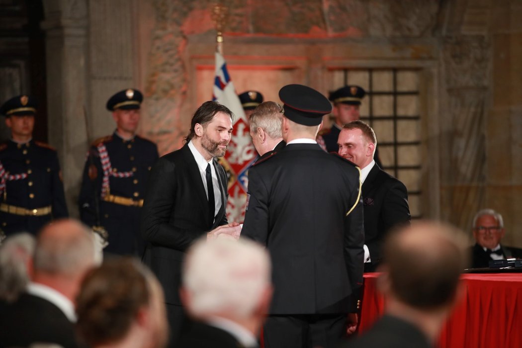 Prezident Miloš Zeman udělil Medaili Za zásluhy Jaromíru Jágrovi (28. 10. 2019)
