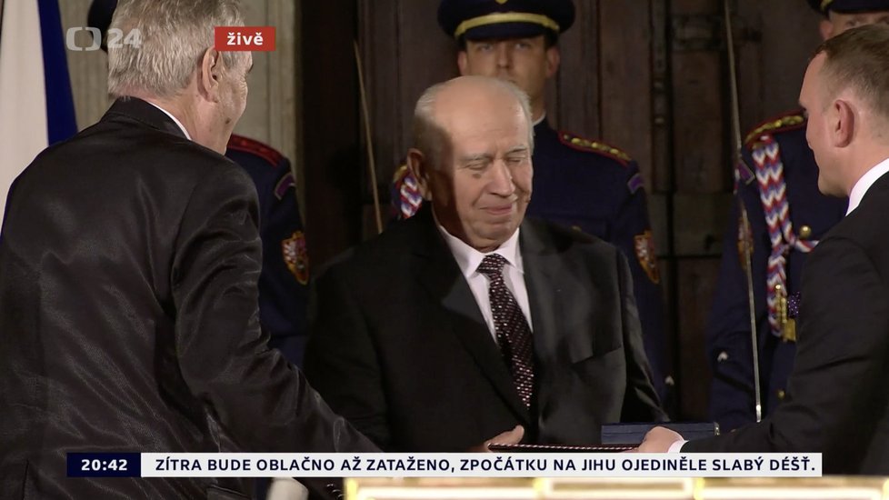 Prezident Miloš Zeman udělil medaili Za zásluhy Josefu Kalbáčovi (28. 10. 2019)