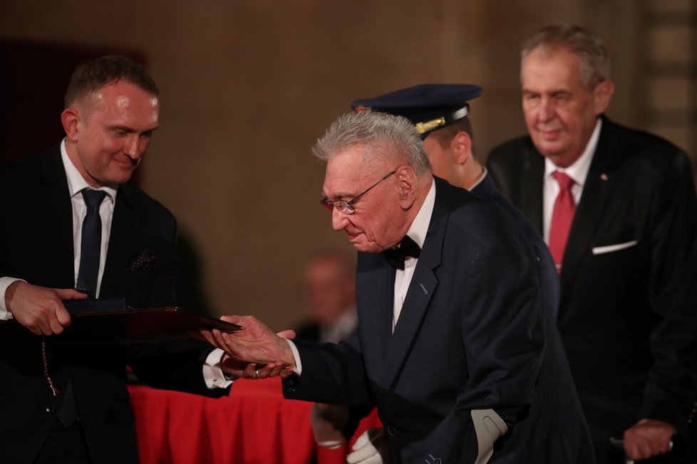 Prezident Miloš Zeman udělil Medaili Za zásluhy Josefu Zímovi (28. 10. 2019).