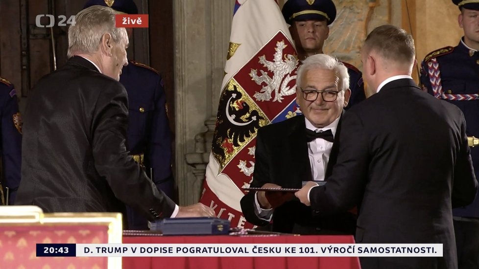 Prezident Miloš Zeman udělil medaili Za zásluhy Kamilu Lhotákovi (28. 10. 2019)