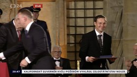 Prezident Miloš Zeman udělil medaili Za zásluhy Liboru Podmolovi. (28. 10. 2019)