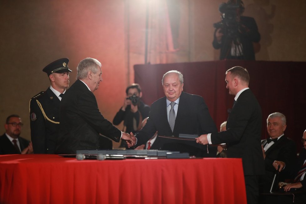 Prezident Miloš Zeman udělil Medaili Za zásluhy Luboši Petruželkovi (28. 10. 2019)