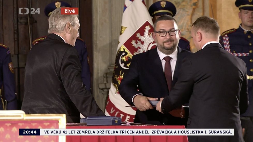 Prezident Miloš Zeman udělil medaili Za zásluhy Michalu Lukešovi (28. 10. 2019)