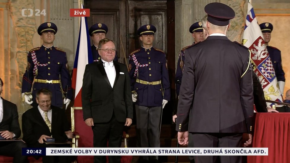 Prezident Miloš Zeman udělil Medaili Za zásluhy Miloslavu Kalovi (28. 10. 2019).