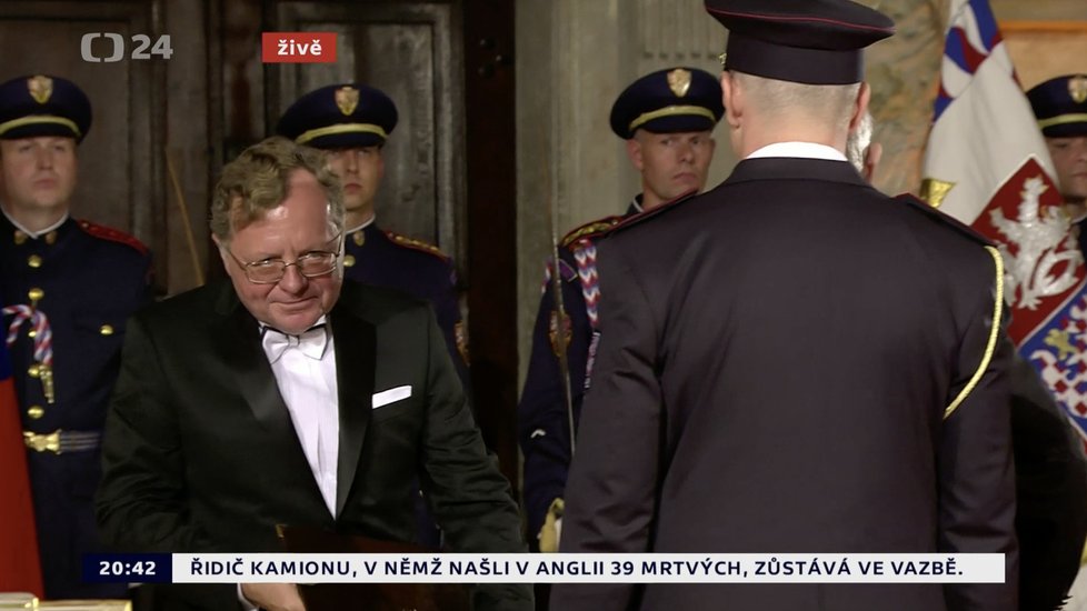 Prezident Miloš Zeman udělil medaili Za zásluhy Miloslavu Kalovi (28. 10. 2019)