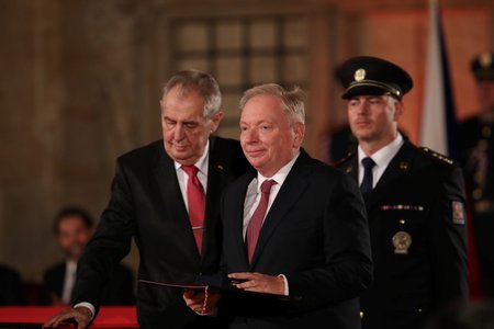 Prezident Miloš Zeman udělil Medaili Za zásluhy Pavlu Smutnému (28. 10. 2019)