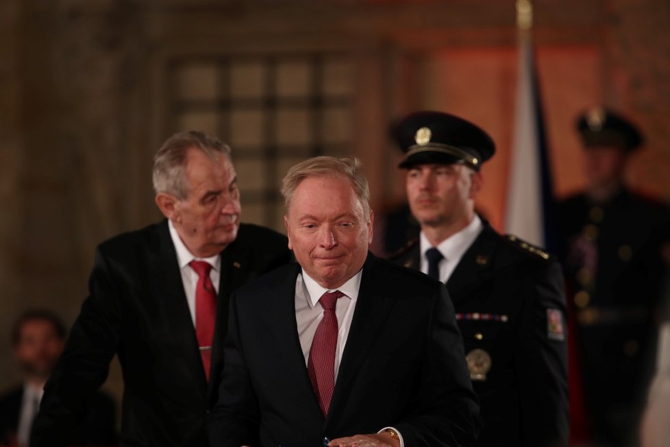 Prezident Miloš Zeman udělil Medaili Za zásluhy Pavlu Smutnému (28. 10. 2019)