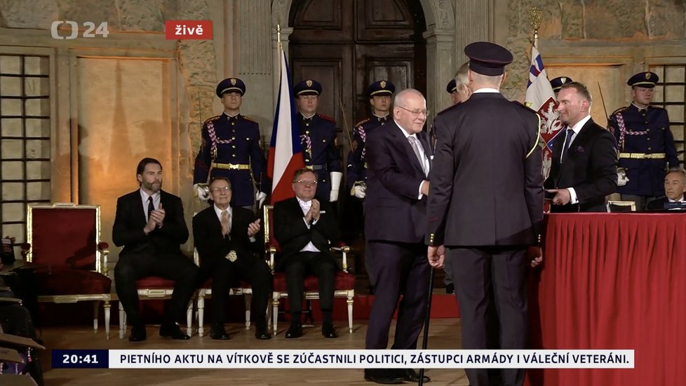 Prezident Miloš Zeman udělil Medaili Za zásluhy Petru Hrdličkovi (28. 10. 2019)