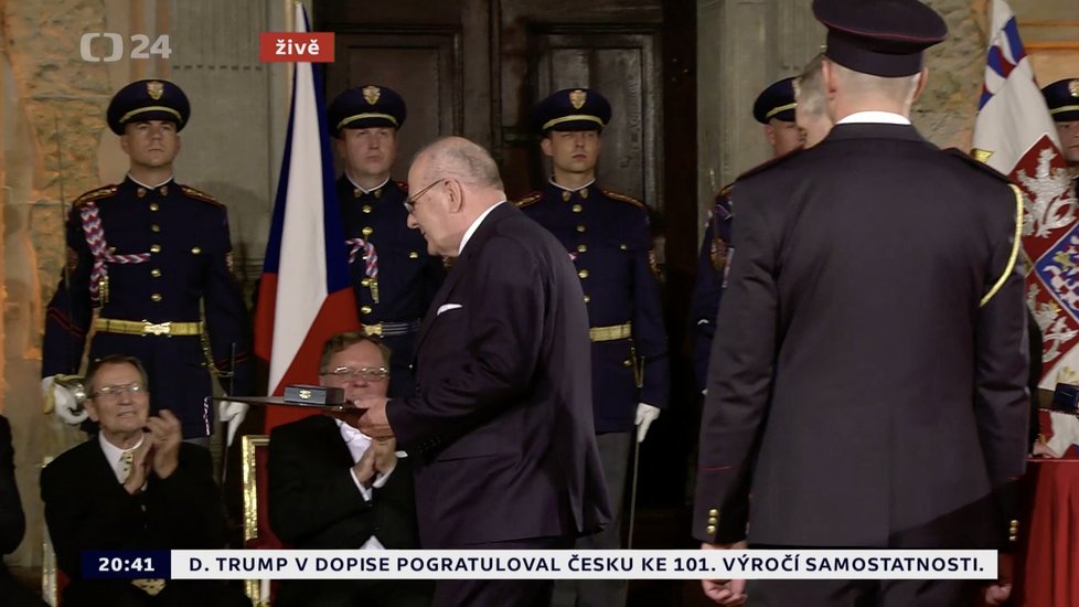 Prezident Miloš Zeman udělil medaili Za zásluhy Petru Hrdličkovi (28. 10. 2019)