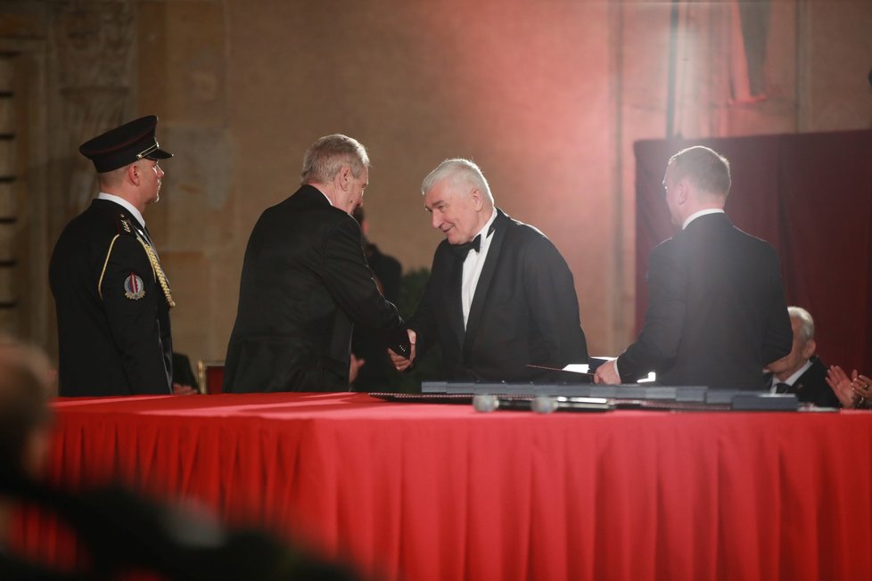 Prezident Miloš Zeman udělil Medaili Za zásluhy Rudolfu Ovčařímu (28. 10. 2019).