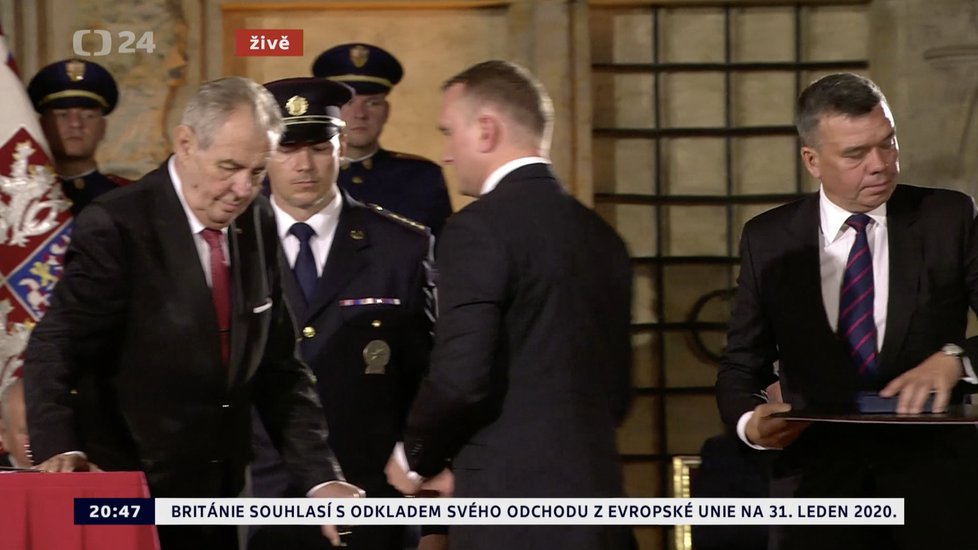 Prezident Miloš Zeman udělil Medaili Za zásluhy Vladimíru Plašilovi (28. 10. 2019).