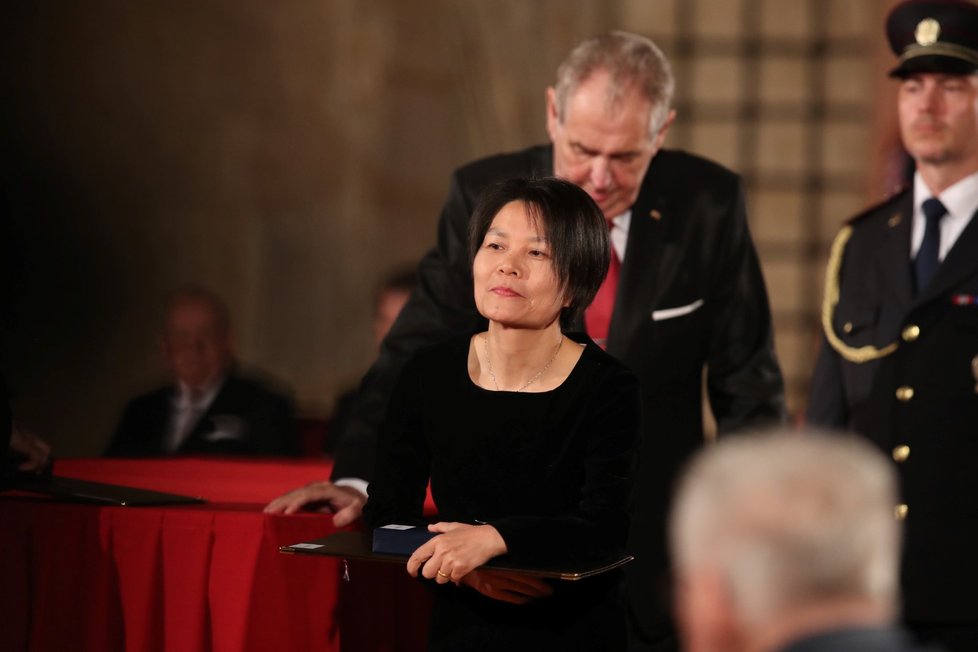 Prezident Miloš Zeman udělil medaili Za zásluhy docentce Xu Weizhu. (28. 10. 2019)