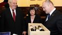 Prezident Miloš Zeman zahájil 1. prosince v Brně třídenní návštěvu Jihomoravského kraje. Na snímku s manželkou Ivanou a jihomoravským hejtmanem Michalem Haškem. Prezident Miloš Zeman zahájil 1. prosince v Brně třídenní návštěvu Jihomoravského kraje. Na snímku s manželkou Ivanou a jihomoravským hejtmanem Michalem Haškem.