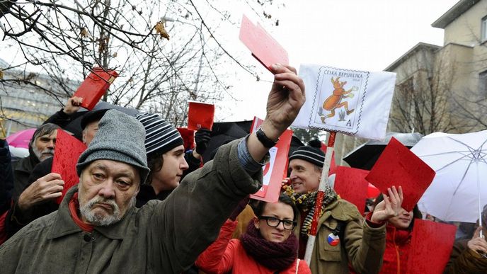 Prezident Miloš Zeman zahájil 1. prosince v Brně třídenní návštěvu Jihomoravského kraje. Ve městě ho zhruba 150 lidí přivítalo s červenými kartami. Prezident Miloš Zeman zahájil 1. prosince v Brně třídenní návštěvu Jihomoravského kraje. Ve městě ho zhruba 150 lidí přivítalo s červenými kartami.