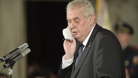 Stav Miloše Zemana v den předávání státních vyznamenání - potil se a špatně se mu chodilo.