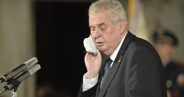 Miloš Zeman pod dohledem lékařů: Na Hrad za ním přijeli experti z Homolky