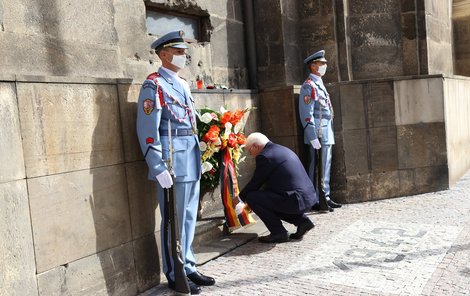 Kromě položení věnce v Resslově ulici zašel prezident i do krypty chrámu, kde parašutisté zemřeli.