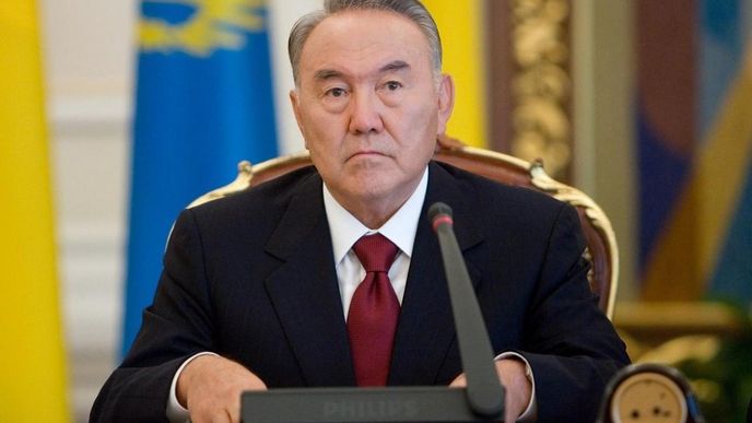 Prezident Nursultan Nazarbajev hodlá v příštích letech
investovat miliardy dolarů na podporu průmyslu, bankovního sektoru a středního a drobného
podnikání.