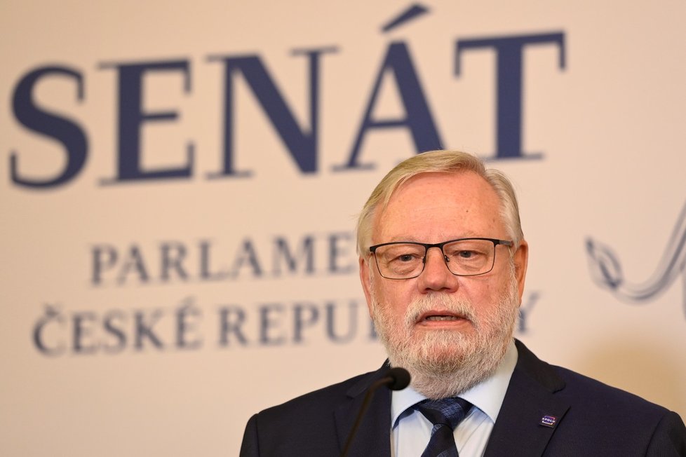 Senátor Jiří Oberfalzer na tiskové konferenci ke zdravotnímu stavu prezidenta Miloše Zemana (15.10.2021)