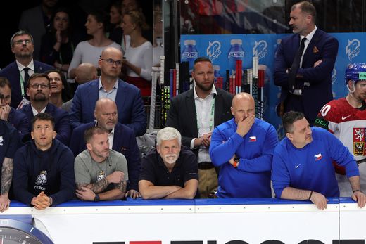 Prezident Pavel sledoval nájezdy od střídačky. Prezident Pavel sledoval nájezdy od střídačky.