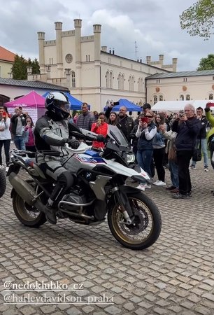 Prezident Pavel s motorkáři vyrazil na zámek v Lánech (13.5.2023).