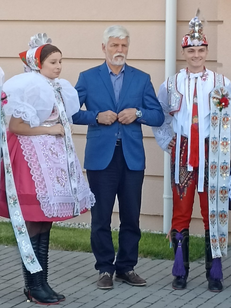Prezidenta přivítala v Hruškách u základní školy krojovaná družina s kapelou.