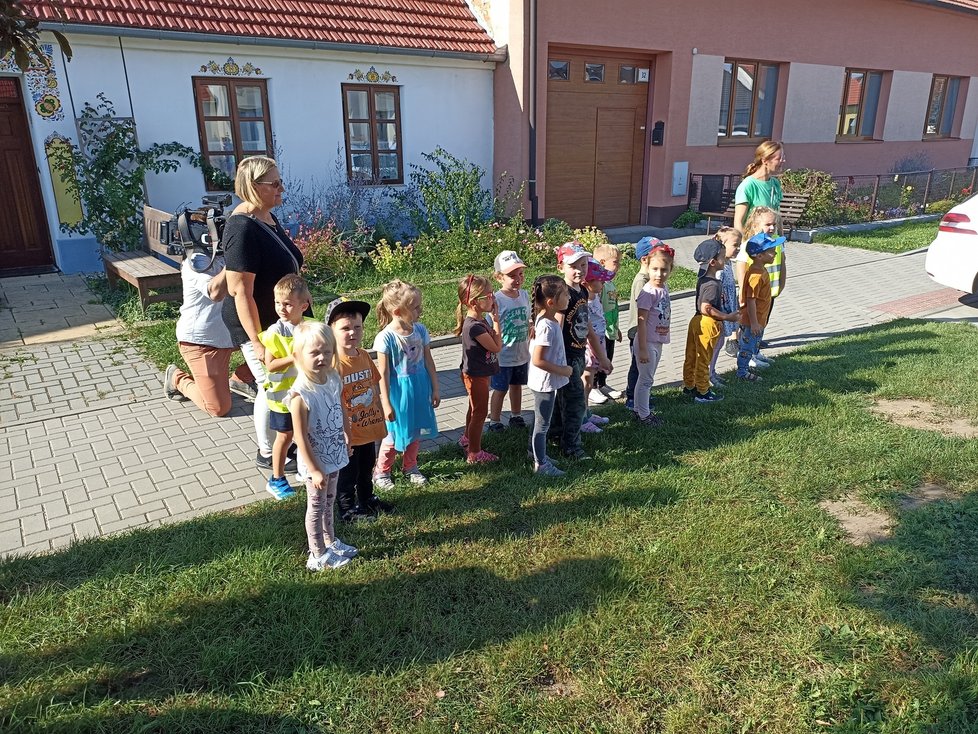 Děti z mateřinky v Hruškách prezidentskému páru zamávaly.