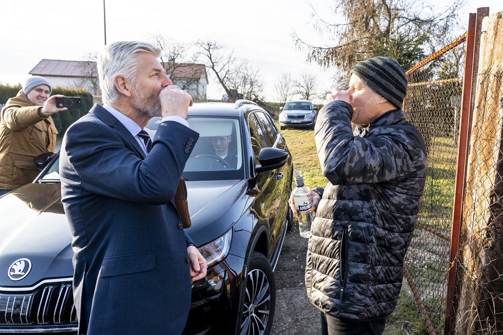 Nově zvolený prezident ČR Petr Pavel (vlevo) a jeho soused Vlastimil Pilař se kterým si připíjejí před odjezdem z Černoučku, 29. ledna 2023, Litoměřicko