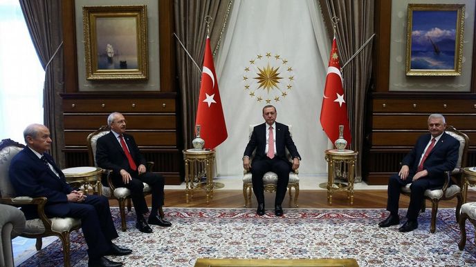 prezident Recep Tayyip Erdogan (uprostřed), Kemal Kilicdaroglu, (druhý zleva), Devlet Bahceli, (vlevo) a Binali Yildirim