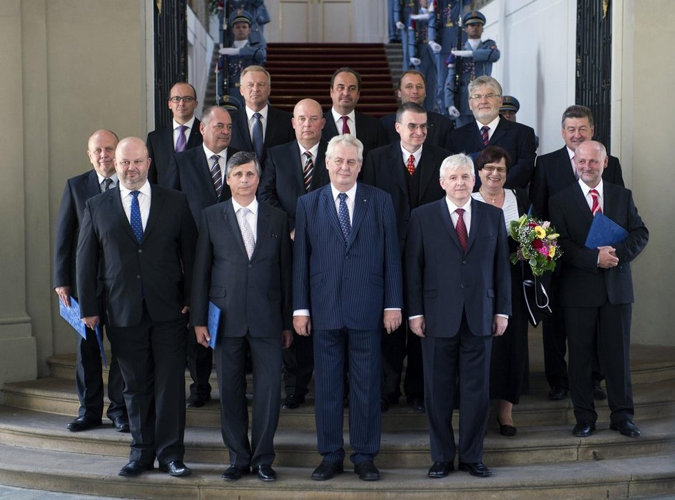 Prezident republiky Miloš Zeman jmenoval 10. července v Praze ministry nové úřednické vlády. Na snímku - v dolní řadě zleva: ministr obrany Martin Pecina, ministr financí Jan Fischer, prezident Miloš Zeman, premiér Jiří Rusnok. V prostřední řadě zleva: ministr školství, mládeže a tělovýchovy Dalibor Štys, ministr práce a sociálních věcí František Koníček, ministr zemědělství Miroslav Toman, ministr dopravy Zdeněk Žák, ministryně spravedlnosti Marie Benešová, ministr kultury Jiří Balvín. V horní řadě zleva: ministr pro místní rozvoj František Lukl, ministr obrany Vlastimil Picek, ministr zahraničních věcí Jan Kohout, ministr životního prostředí Tomáš Podivínský, ministr zdravotnictví Martin Holcát a ministr průmyslu a obchodu Jiří Cienciala.