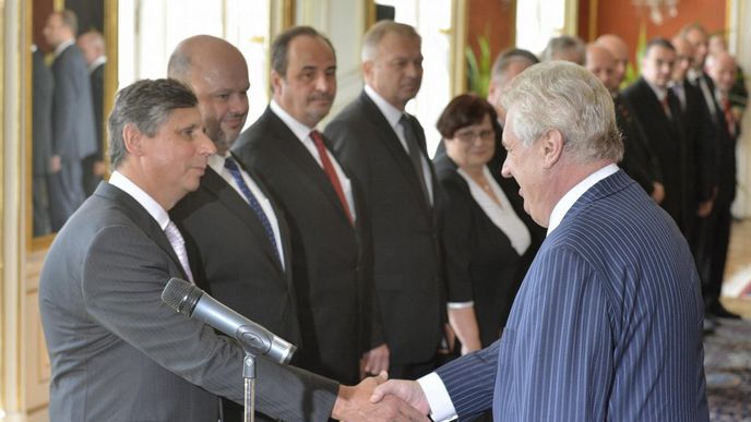 Prezident republiky Miloš Zeman (vpravo) jmenoval 10. čerevnce v Praze ministrem financí Jana Fischera (vlevo). Fischer bude zároveň místopředsedou vlády.