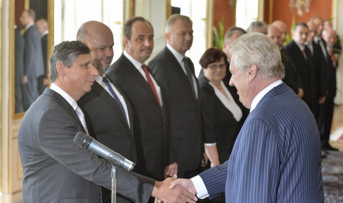 Prezident republiky Miloš Zeman (vpravo) jmenoval 10. čerevnce v Praze ministrem financí Jana Fischera (vlevo). Fischer bude zároveň místopředsedou vlády.