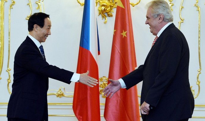 Prezident republiky Miloš Zeman (vpravo) přijal 4. prosince v Praze šéfa oddělení pro zahraničí Ústředního výboru Komunistické strany Číny Wang Ťia-žueje