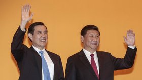 Čínský prezident Si Ťin-pching a tchajwanský prezident Ma Jing-ťiou si podali ruce na setkání v Singapuru.