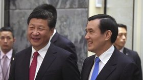 Čínský prezident Si Ťin-pching a tchajwanský prezident Ma Jing-ťiou si podali ruce na setkání v Singapuru.