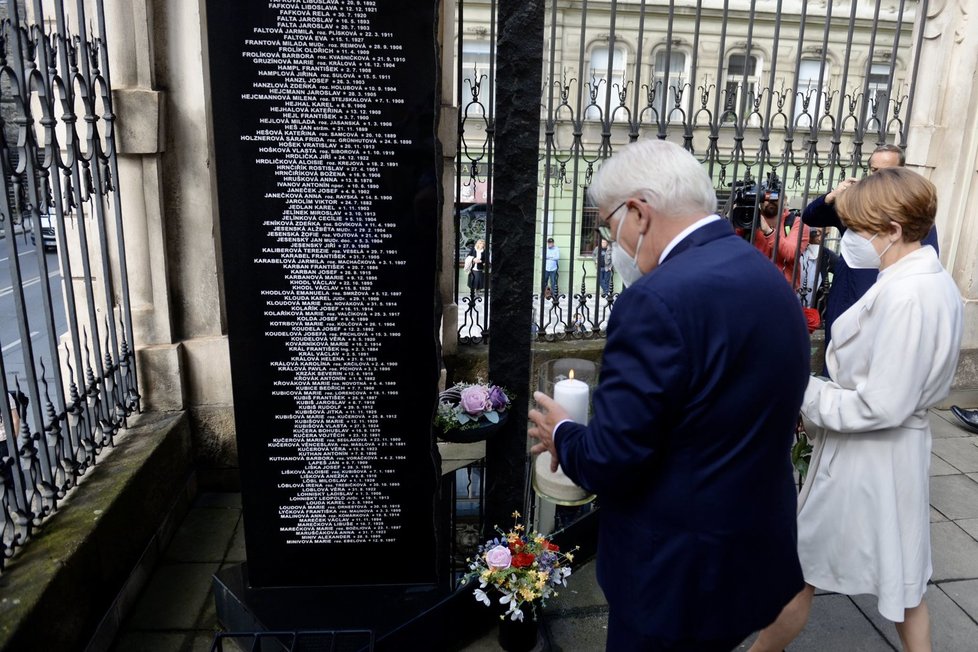 Německý prezident Frank-Walter Steinmeier v kryptě pravoslavného kostela v Resslově ulici (26.7.2021)