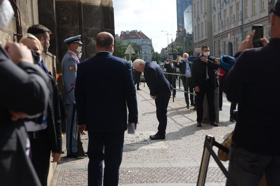 Německý prezident Frank-Walter Steinmeier v kryptě pravoslavného kostela v Resslově ulici (26.7.2021)