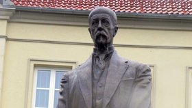 Masaryk je zpět. Původní návrh pomníku je dílem architekta Bohuslava Fuchse, sochu vytvořil akademický sochař Alois Bučánek.
