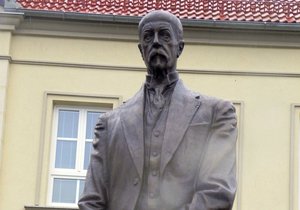 Masaryk je zpět. Původní návrh pomníku je dílem architekta Bohuslava Fuchse, sochu vytvořil akademický sochař Alois Bučánek.